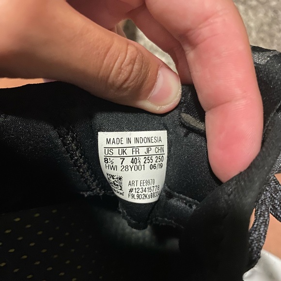 Adidas tennis shoes - Picture 4 of 5